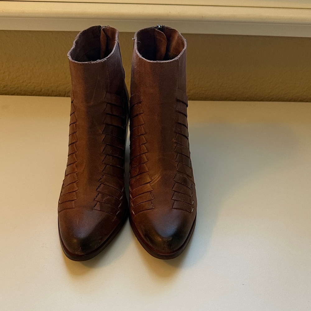 Chic Brown Leather Ankle Boots with Cutout Design Size 9